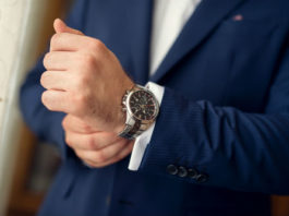 Come indossare l’orologio da polso con eleganza 1890 0 uomo indossa orologio da polso elegante